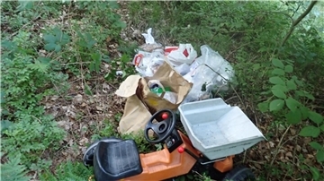 Unbekannte haben illegal Hausmüll im Wald bei Gnarrenburg abgeladen.