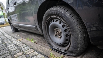 Unbekannte haben in den vergangenen Nächten Reifen an mehr als 260 Autos zerstochen. 