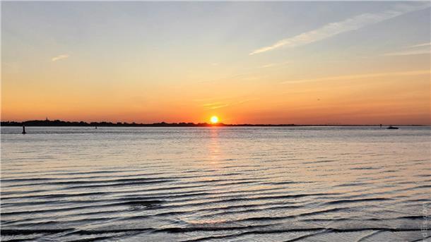 Chronische Unterlichtung: Meine Sehnsucht nach der geschenkten Stunde Tageslicht Mit der Uhrenumstellung auf Sommerzeit werden die langen Abende der Sonnenuntergänge am Deich Bremerhavens wieder zum magischen Anziehungsort