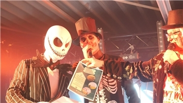 Drei Männer verkleidet auf der Bühne