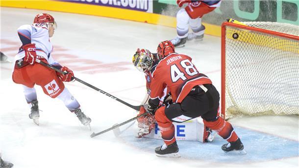 Der Puck fliegt bei einem Eishockey-Spiel ins Tor. Die Fischtown Pinguins wurden in der Champions Hockey LEague von Grenoble eiskalt ausgekontert.