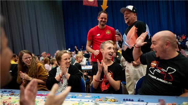 Und einen Gewinner gab es auch. „Ben“, hier in der Mitte, konnte das größte Catan-Spiel aller Zeiten gewonnen und wird von Rapper Smudo für sich entscheiden.
