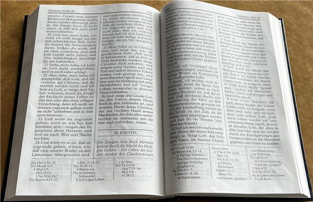 Polygamie, Sexismus und Kaffeeverbot: Wie ticken die Mormonen wirklich? "Und ich möchte euch ermahnen: Wenn ihr dieses hier empfangt, so fragt Gott den Ewigen Vater, im Namen Christi, ob es wahr ist; und wenn ihr mit aufrichtigem Herzen, mit wirklichem Vorsatz fragt und Glauben an Christus habt, wird er euch durch die Macht des Heiligen Geistes kundtun, dass es wahr ist." - Moroni 10:4