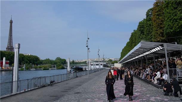 Chanel macht das Seine-Ufer zum Laufsteg  Und in der Ferne ist der Eiffelturm zu sehen.