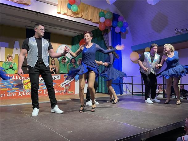 Und noch einmal die Costa-Elfen, die wie alle Tanzgruppen vom Publikum gefeiert ...