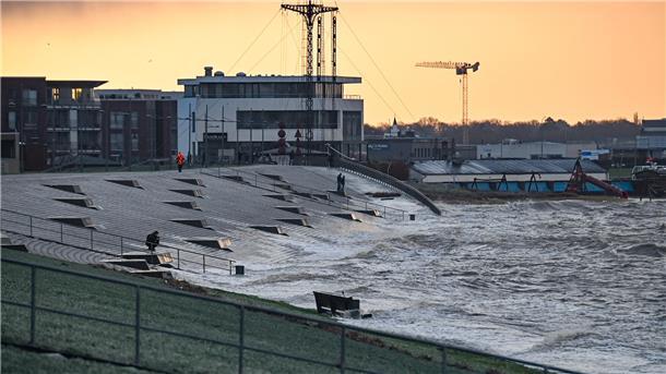 DER ADVENTS-STURM (Update 50): Hochwasser hat Stadt und Land im Griff, Schäden auch in der Wesermarsch, Zugverkehr weiter gestört Und vom Weser-Strand-Bad ist auch nicht mehr viel zu sehen.