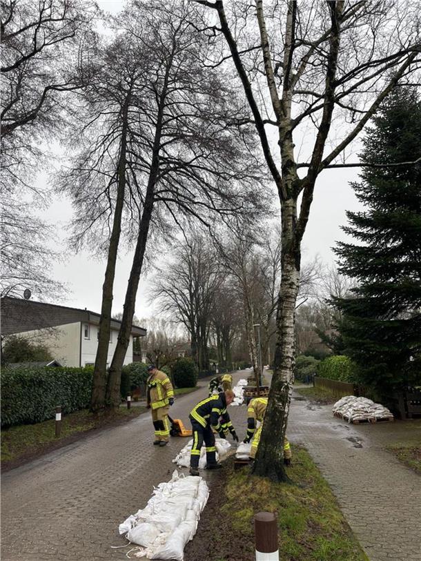 Unermüdlicher Einsatz: Die Kreisfeuerwehrbereitschaft Süd ist bis Mittwoch in Li...