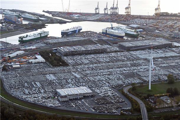 Blick auf den Hafen von Bremerhaven. Unfall am Dienstagabend in Bremerhaven: Beim Beladen eines Autotransporters im Nordhafen  wurde ein Einweiser von einem SUV erfasst und leicht verletzt.