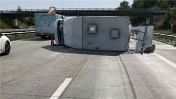 Ein Wohnmobil liegt auf der Autobahn quer zur Fahrbahn.