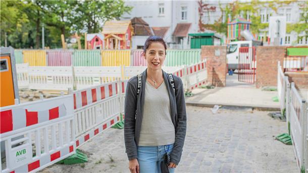 Diese Mutter ärgert sich über die Stadt: „Reinste Katastrophe“ Unfall- und Stolpergefahr: Natalie Schinacha kritisiert die Baustelle direkt vor dem Eingang der Astrid-Lindgren-Schule.