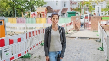 Unfall- und Stolpergefahr: Natalie Schinacha kritisiert die Baustelle direkt vor dem Eingang der Astrid-Lindgren-Schule.