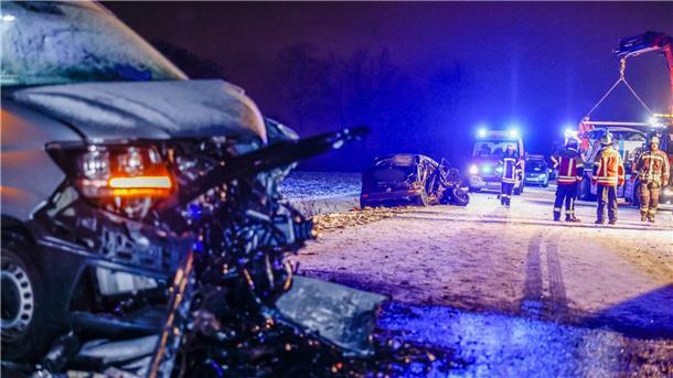 Massenkarambolagen durch Glatteis und Schnee Unfallfahrzeuge stehen auf der schneebedeckten Straße in Heilsbronn.