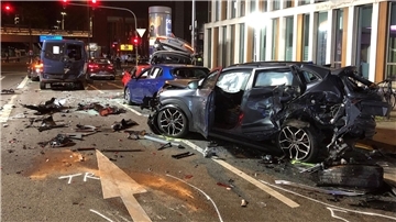 Unfallfahrzeuge türmen sich in der Innenstadt von Köln.
