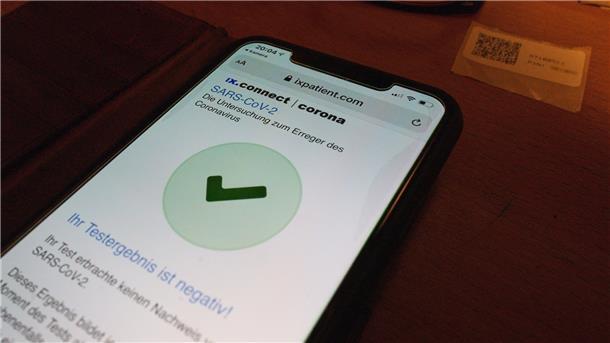 Ein negatives Testergebnis erscheint auf dem Handy. 