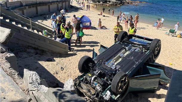 Australierin übt Einparken - Auto prallt auf Strand Ungewöhnlicher Anblick: Ein Auto liegt auf dem Dach am Strand von Balmoral Beach in Sydney.
