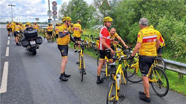 Ungewöhnlicher Peloton: 50 Gelbe Trikots und ein Dänemark-Trikot.