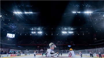 Ungewohnter Anblick: Eishockey im Kölner Fußballstadion.