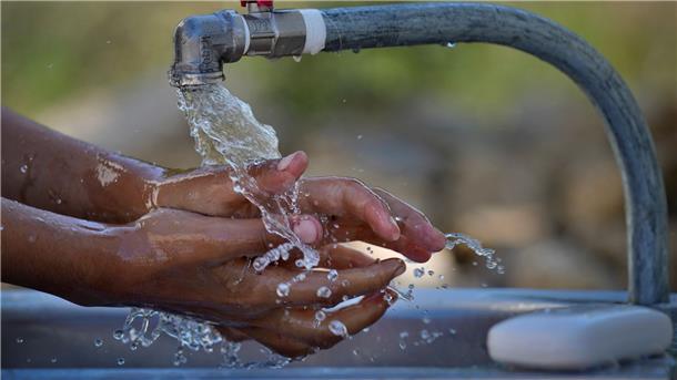 WHO befürchtet ungewöhnlich viele Cholera-Ausbrüche UNICEF-Mitarbeiter haben Wasser in ein syrisches Flüchtlingslager gebracht, um den Ausbruch der Cholera einzudämmen.