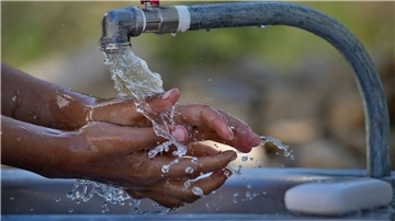 UNICEF-Mitarbeiter haben Wasser in ein syrisches Flüchtlingslager gebracht, um den Ausbruch der Cholera einzudämmen.