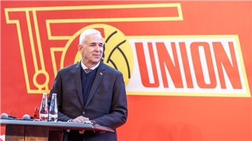 Union Berlins Präsident Dirk Zingler kritisiert den Zustand des deutschen Frauenfußballs. (Archivbild)