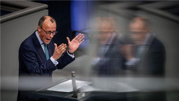 Faktencheck: Manipuliert die Ampel das Wahlrecht? Unionsfraktionschef Friedrich Merz wirft den Koalitionsfraktionen SPD, Grüne und FDP Wahlrechtsmanipulation zugunsten von Kulturstaatsministerin Claudia Roth vor.