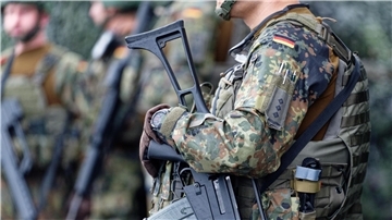 Unionsfraktionsvize Johann Wadephul hält die Einführung einer Dienstpflicht in der Bundeswehr für unverzichtbar.