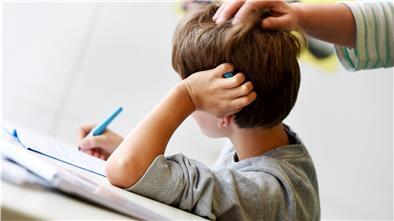 Unklar ist in diesem Fall von möglicher Kindeswohlgefährdung die Frage, wie das Kokain in den Körper des Kindes gekommen ist (das Foto zeigt nicht den tatsächlich betroffenen Jungen). Eine direkte Verabreichung ist wohl auszuschließen, das Kind würde dann gesundheitliche Auffälligkeiten zeigen. Möglich ist die Kontamination über zum Beispiel eine Tischplatte oder auch verunreinigte Geldscheine.
