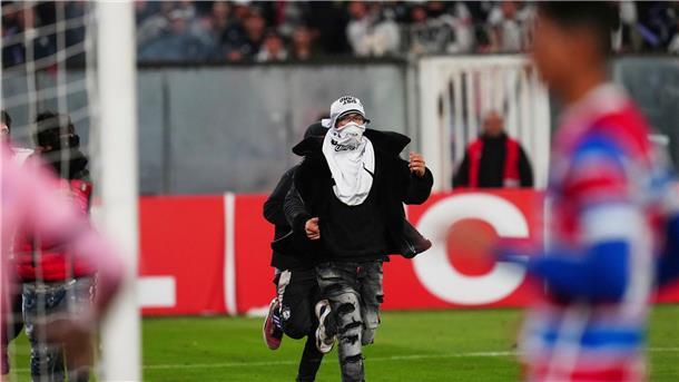 Zwei tote Fußball-Fans vor abgebrochenem Spiel in Chile Unklar war zunächst, ob die Ausschreitungen in Verbindung mit zwei toten Fans vor dem Spiel standen.