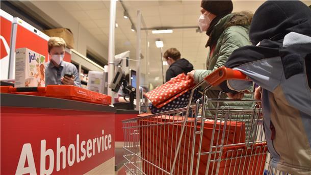 Unkompliziert und schnell: Frauke Kurzawski (40) nimmt die online bestellte Ware an einer seperaten Kasse in Empfang und bezahlt.