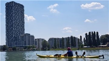 Mann im Paddelboot auf der Donau