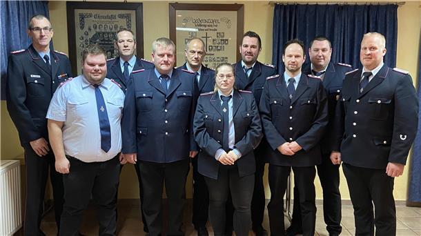 Unser Foto zeigt (von links): Torben Wilshusen (Gemeindebrandmeister), Mirco Dankers, Florian Brunkhorst, Frederik Harms, Christian Schneider, Carina Ulrich, Malte Augustin, Björn Albrecht, Eike Postels, Mario Klindworth (Ortsbrandmeister).