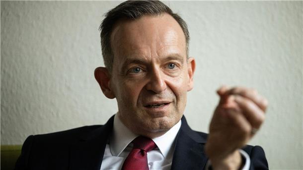 Wissing und Scholz zuversichtlich im Verbrenner-Streit „Unser Vorschlag eröffnet E-Fuels-only-Fahrzeugen eine klare Entwicklungsperspektive, weshalb wir mit Nachdruck daran festhalten“: Bundesverkehrsminister Volker Wissing.