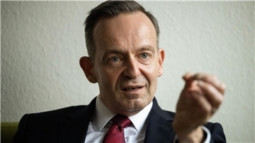 „Unser Vorschlag eröffnet E-Fuels-only-Fahrzeugen eine klare Entwicklungsperspektive, weshalb wir mit Nachdruck daran festhalten“: Bundesverkehrsminister Volker Wissing.