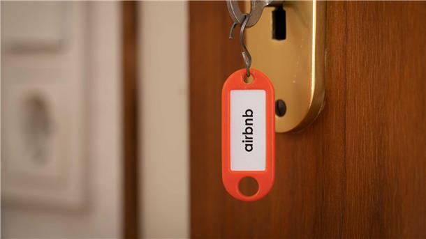 Airbnb verbietet Sicherheitskameras in Unterkünften „Unser Ziel war es, neue, klare Regeln zu schaffen, die unserer Community mehr Klarheit darüber verschaffen, was sie auf Airbnb erwarten kann“, teilt das Unternehmen mit.