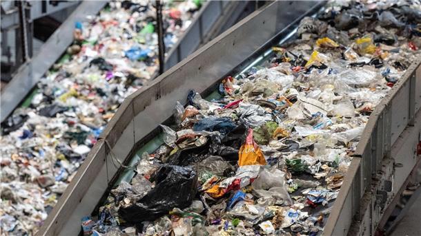 Unsortierter Müll überwiegend aus dem sogenannten Gelben Säcken läuft in der Sortieranlage für Leichtverpackungen des Umweltdienstleistungsunternehmens Interzero über verschiedene Förderbänder.