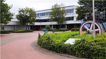Das Foto zeigt das Gymnasium in Brake. 