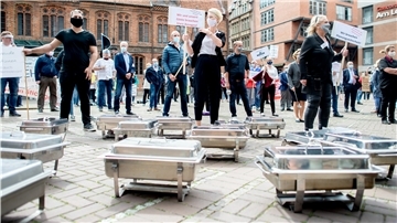 Unter anderem das Gastgewerbe hat dramatische Umsatzeinbrüche zu verzeichnen. Das Foto zeigt eine Demonstration der Mitglieder des Deutschen Hotel- und Gaststättenverbandes (Dehoga) Niedersachsen Ende Juni.