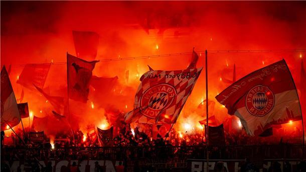 Unter anderem für das Zünden von Bengalos im Spiel gegen Leverkusen wurde der FC Bayern nun bestraft.