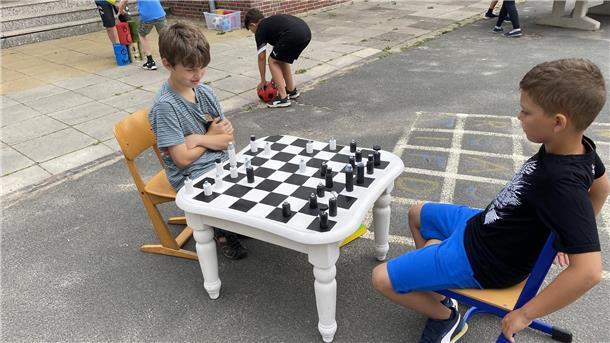 Zwei Jungen spielen Schach.