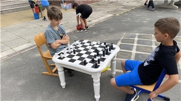 Zwei Jungen spielen Schach.