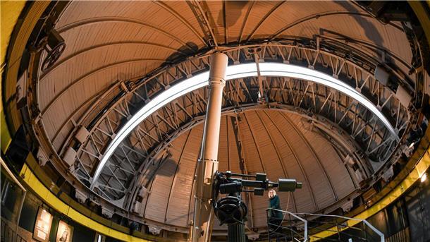 Darum ist der Mond trotz Finsternis heute nicht unsichtbar Unter anderem in der Wilhelm-Foerster-Sternwarte in Berlin gibt es angeleitete Live-Beobachtungen. (Archivbild)