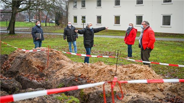 Unter anderem präsentieren Bürgermeister Thorsten Krüger (SPD) und DRK-Chef Henning Dageförde den geplanten Hospiz-Neubau an der Seepark-Klinik in Debstedt. Foto Scheschonka