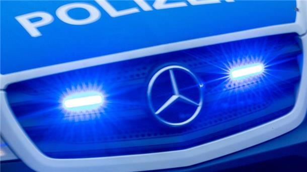 Ein Einsatzfahrzeug der Polizei fährt mit Blaulicht durch die Innenstadt.