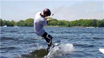 Unter anderem Wakeboarden kann man im Blue Bay Wasserpark Spadener See.