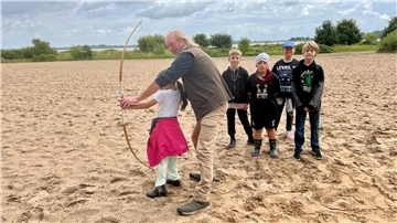Unter Anleitung von Harald Golkowski von der städtischen Jugendarbeit übten sich die Kinder am Strand unter anderem im Bogenschießen.