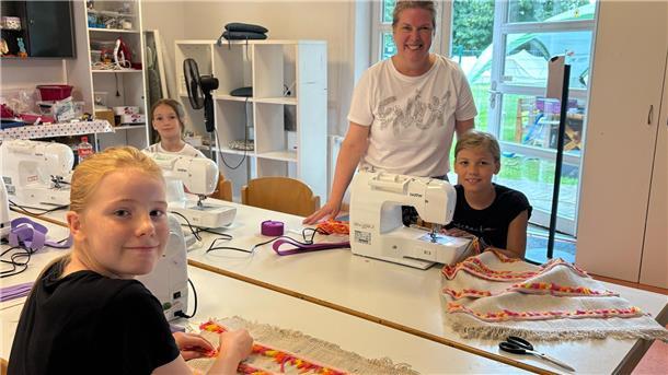 Jubel bei der Loxstedter Jugendpflege: Ferienprogramm kommt gut an Drei Mädchen sitzen mit Nähmaschinen an einem  Tisch und nähen Strandtaschen.