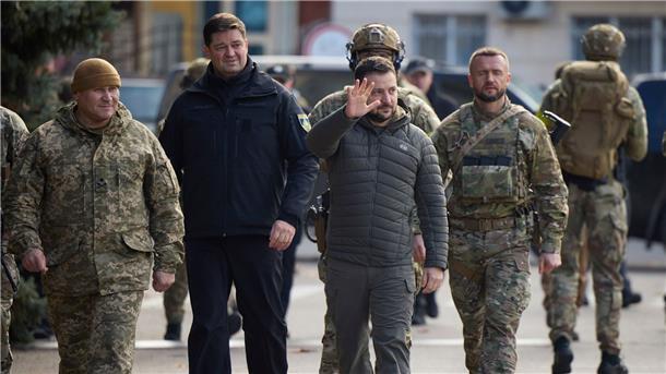 Ukrainischer Präsident Selenskyj reist in befreites Cherson Unter dem Druck erfolgreicher ukrainischer Gegenoffensiven war die russische Armee am Freitag komplett vom rechten Ufer des Flusses Dnipro abgezogen.
