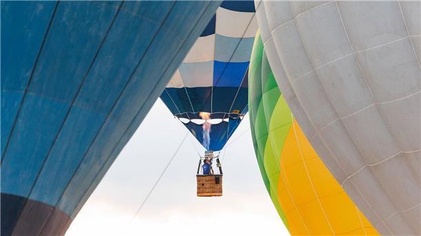 Die Magie der Ballons Unter dem Heißluftballon hängt ein Korb, wo sich zum Beispiel der Pilot befindet.