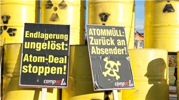 Unter dem Motto "Atommüll: Zurück an Absender" haben Atomkraftgegner am Montag (25.10.2010) 70 "Atommüllfäser" mit einer Attrappe eines Castortransports vom geplanten Endlagerstandort Gorleben zum Bundestag gebracht.