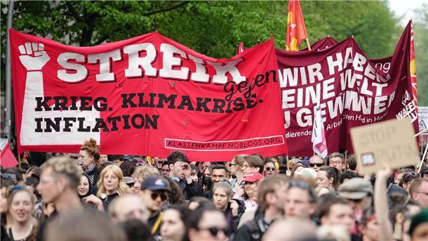 Friedlicher 1. Mai - Video von aggressiven Polizisten Unter dem Motto „Revolutionärer 1. Mai“ haben linke und linksradikale Gruppen am Tag der Arbeit zu einer Demonstration aufgerufen.